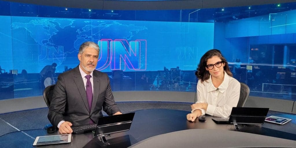 Estúdio do Jornal Nacional é ‘invadido’, Renata reage e foto do momento com Bonner expõe o que aconteceu