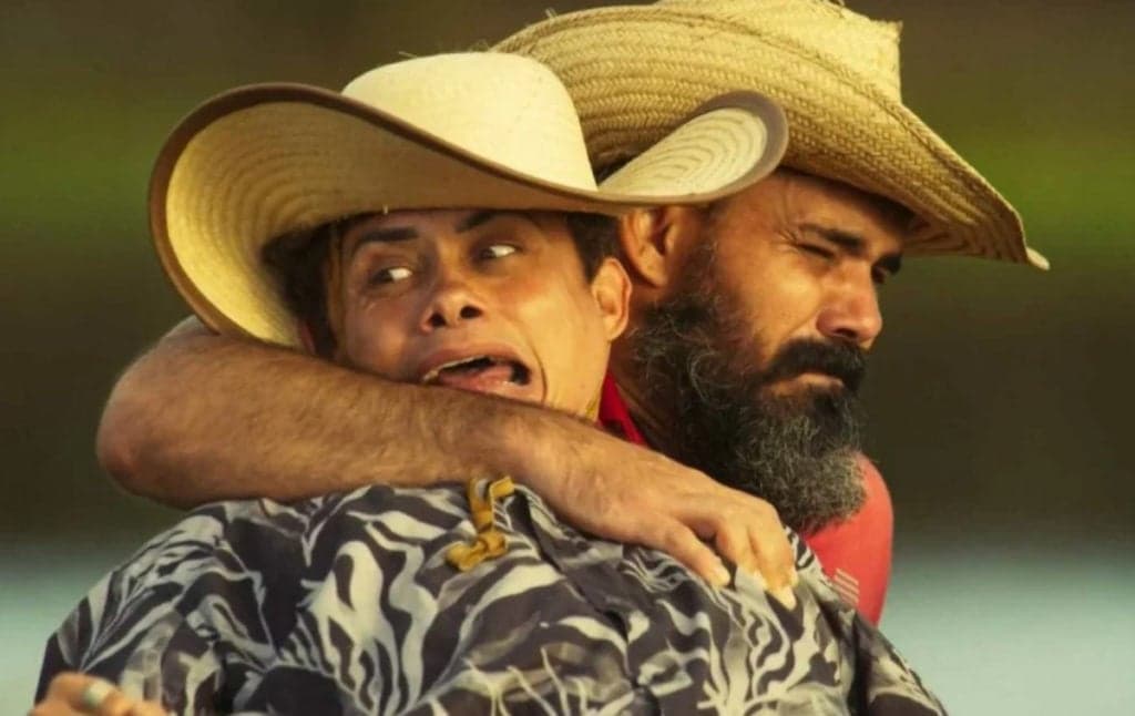 Pantanal - Alcides, cego de ódio, encurrala Zaquieu que entra em pânico: "Cobra"