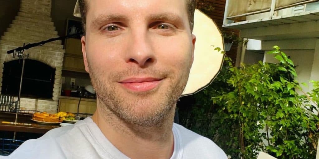 "Essa necessidade", galã da Globo falou abertamente sobre beijo em Thiago Fragoso e motivo ainda persiste