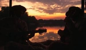 Trindade (Gabriel Sater) em cena de despedida ao lado de Eugênio (Almir Sater) em Pantanal (Foto: Reprodução / Globo)