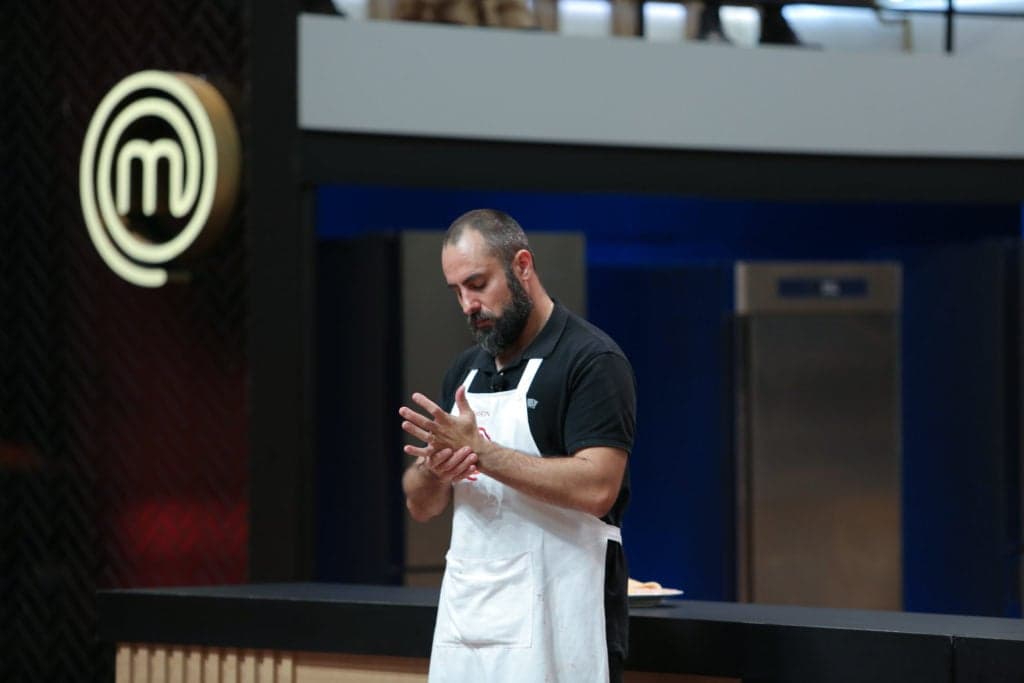 Jason é eliminado do “MasterChef Brasil” após servir bolo destruído