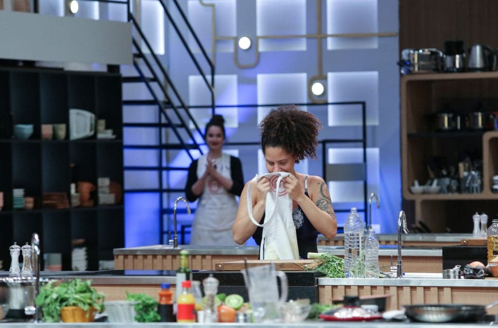 Após ser eliminada do “MasterChef Brasil”, Melina pede emprego aos chefs em rede nacional