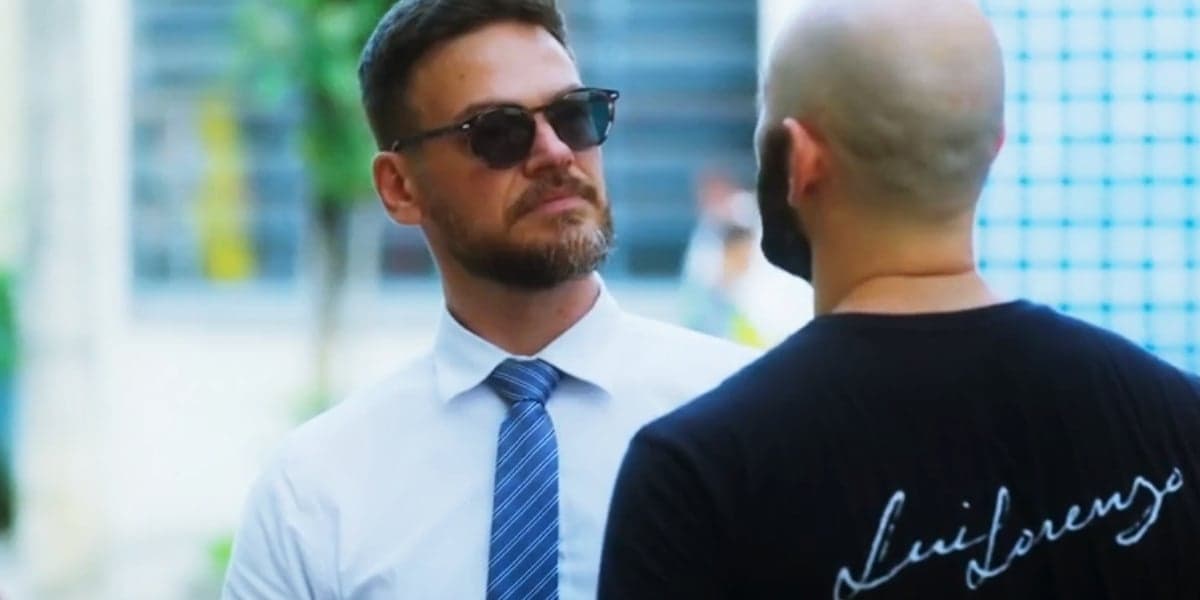 Theo fica encrencado em cena de Vai na Fé