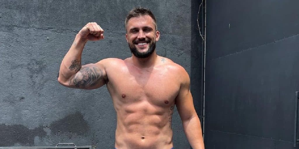 Ex-BBB, Arthur Picoli toma banho, mas é volumão na sunga que deixa público de queixo caído