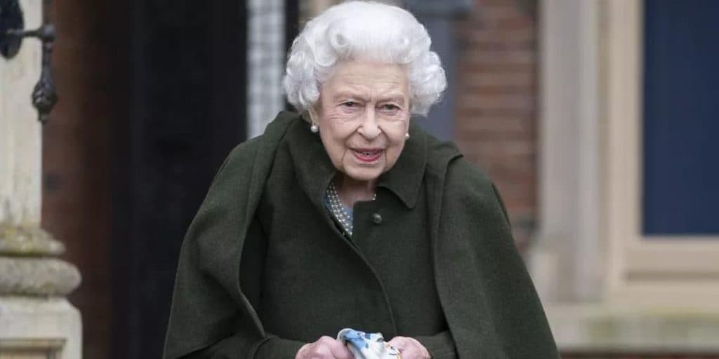 Notícia de médicos sobre a Rainha Elizabeth ll aos 96 anos é dada a família