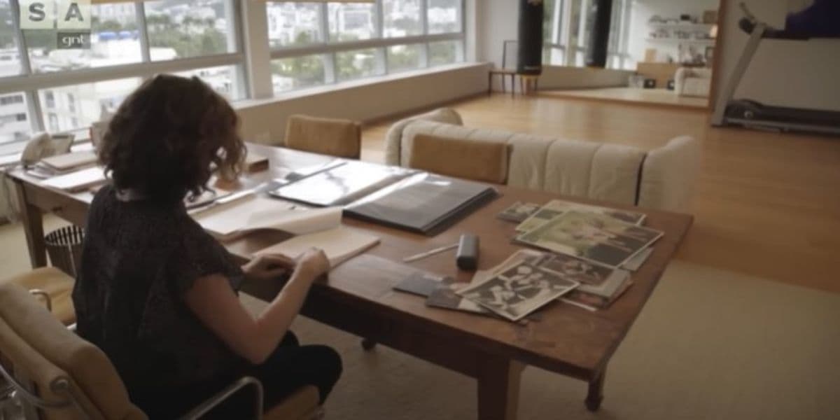 Atriz global, Débora Bloch exibe detalhes de seu apartamento e bom gosto impressiona - Foto: Reprodução Youtube
