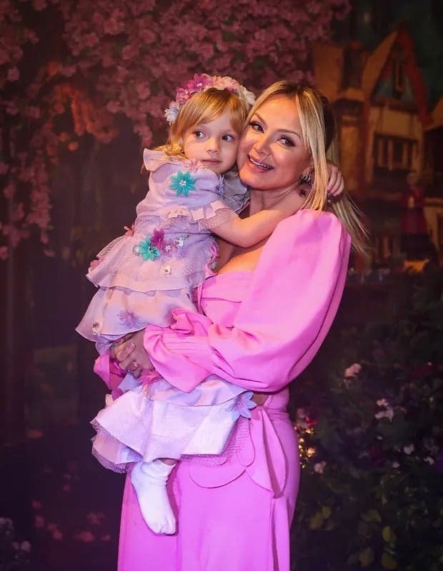 Eliana ao lado da filha (Foto: Divulgação) Eliana ao lado da filha (Foto: Divulgação)