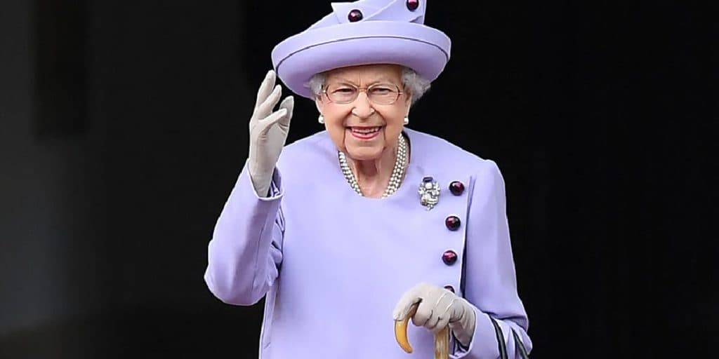Rainha Elizabeth irá eternizar segredo ao ser enterrada com anel que possui texto secreto: “Ninguém sabe”