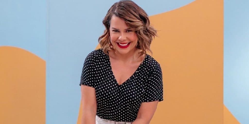 Fernanda Souza surge no meio do lago em clique feito pela namorada e mostra o que está vivendo