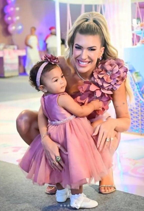 Lore Improta ao lado da filha, com roupinha combinando (Foto: Divulgação) Lore Improta ao lado da filha, com roupinha combinando (Foto: Divulgação)