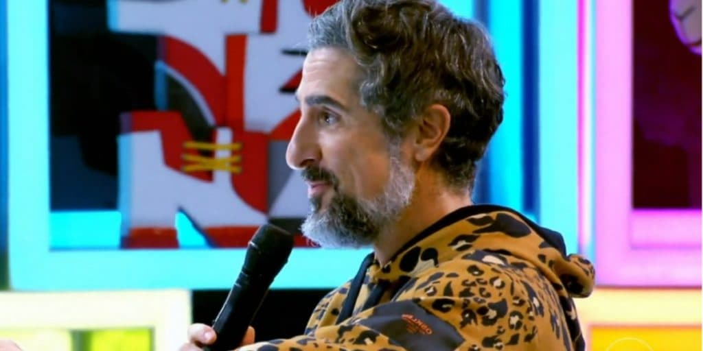 Marcos Mion surge ajoelhado em vídeo nos bastidores do Caldeirão e diz o que faz por trás das câmeras
