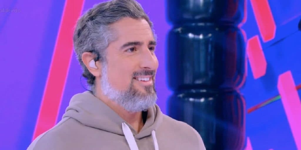Marcos Mion surge 'aos berros' em vídeo e constrange filha dentro de elevador: "Sumir"