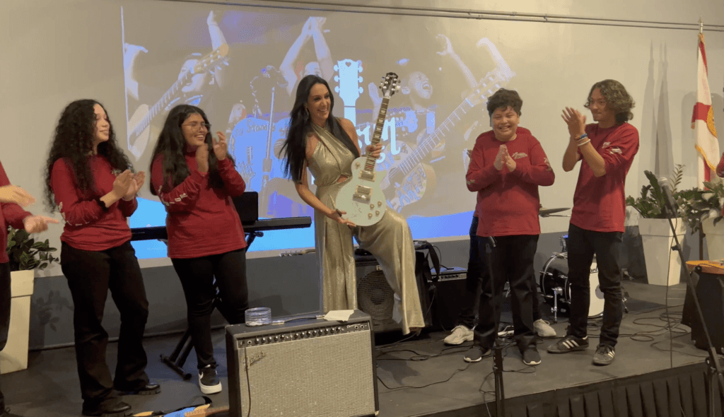 Em Miami, Marina Elali canta no grande evento de apresentação do novo nome da “LITTLE KIDS ROCK”*
