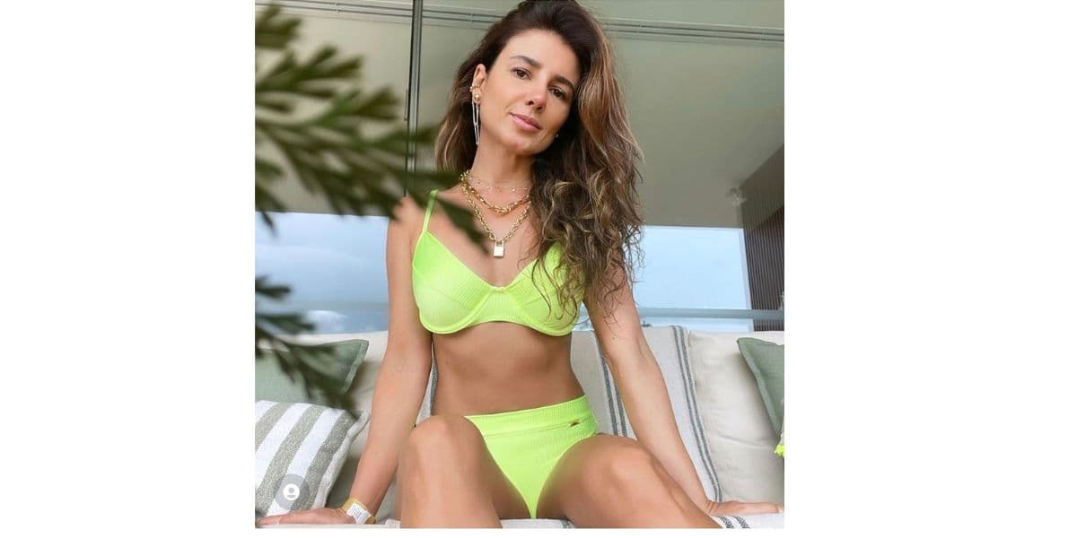 Paula Fernandes de biquíni verde