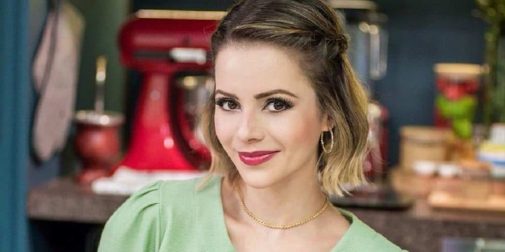Sandy se emociona com homenagem recebida em camarim