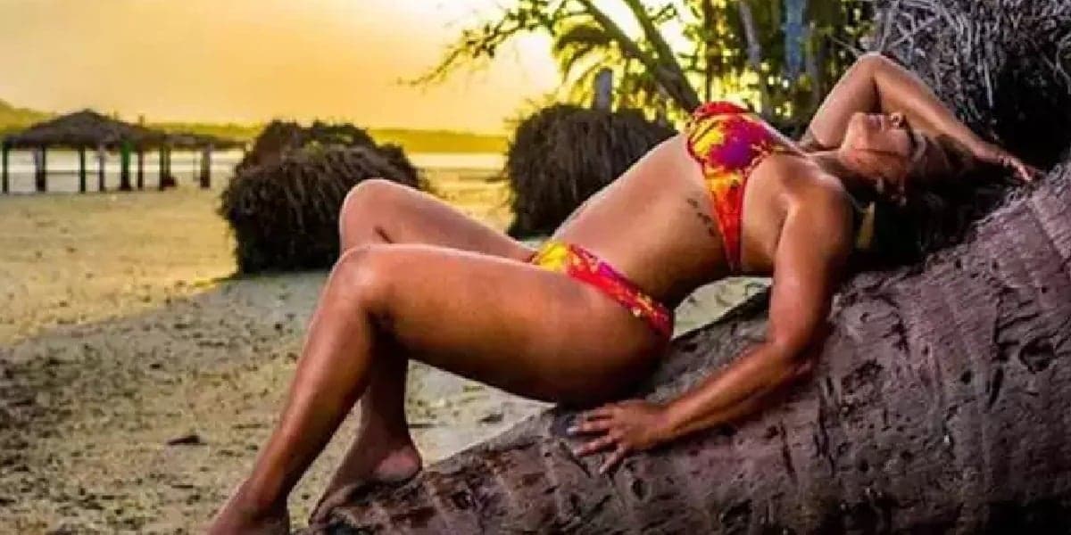 Solange Couto posando na praia (Foto: Divulgação)