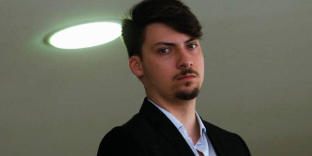 Filho de Bolsonaro tenta beijar pessoa em vídeo e leva fora: "Se seu pai fosse outro"