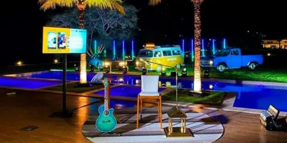 Área da piscina prepara para um show do cantor (Foto: Instagram)