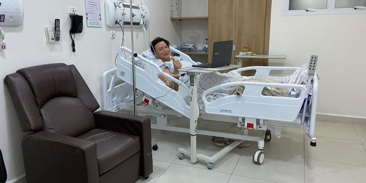 Luisa Marilac após passar pela cirurgia para retirar a prótese mamária (Foto: Instagram)