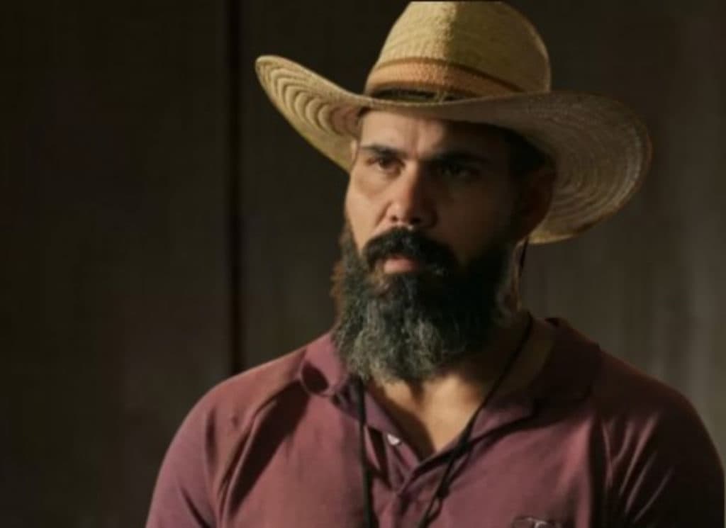 Pantanal - O que acontece com Alcides? Peão entra em depressão após estupro: "Menos homem"