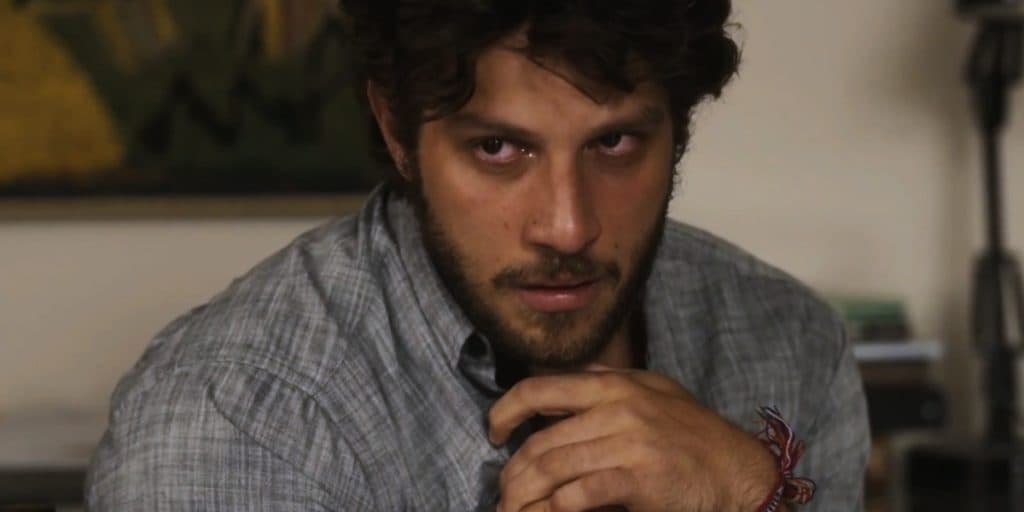 "Me ferrei!", Ari desiste de tudo, vira entregador e é atingido por carro em Travessia