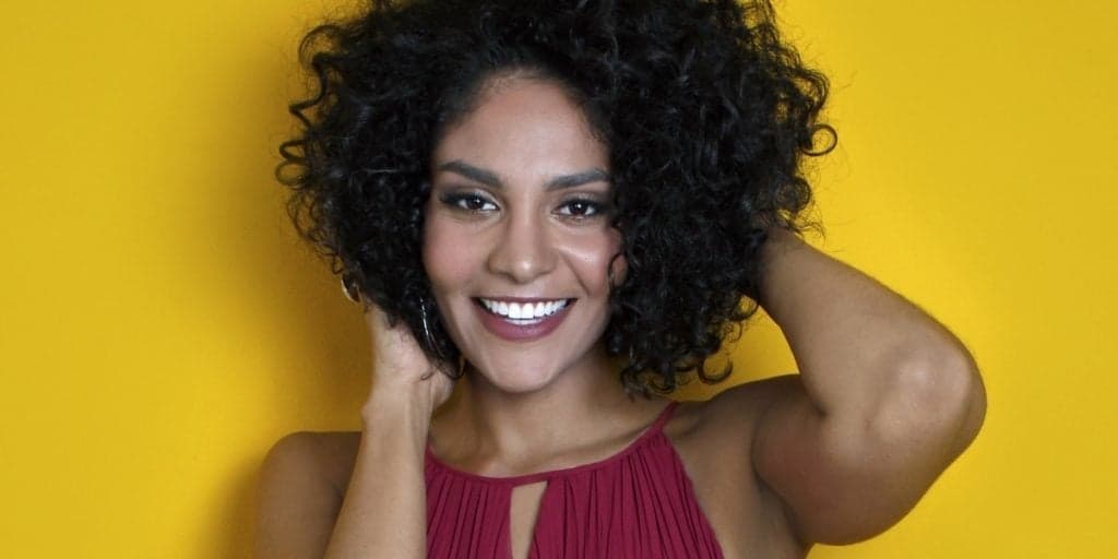 Bárbara Reis faz mudança radical no visual para viver esposa de presidiário em Todas as Flores; confira