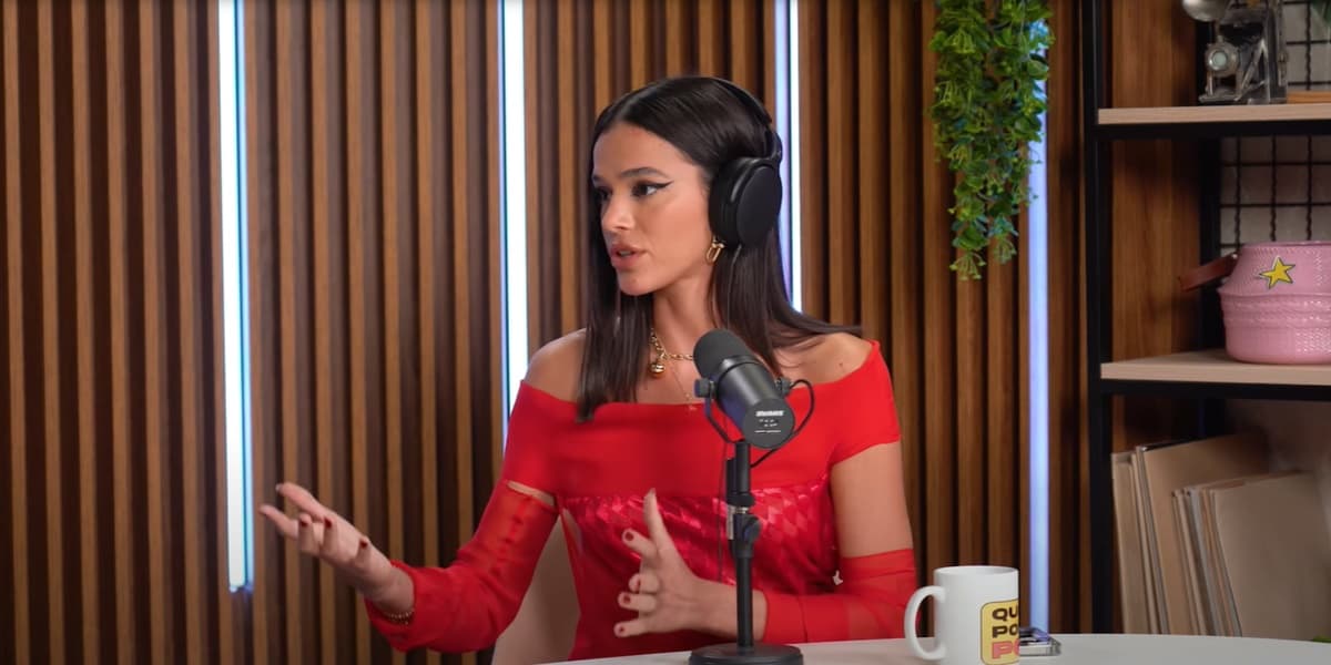 A atriz Bruna Marquezine no podcast 'Quem Pode, Pod' de Gio Ewbank e Fe Paes Leme