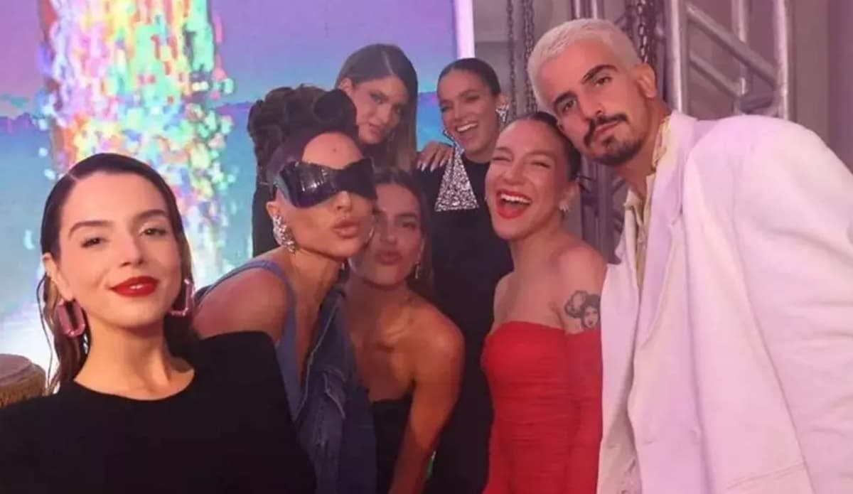 Bruna Marquezine é vista na mesma foto que o ex namorado Enzo Celulari