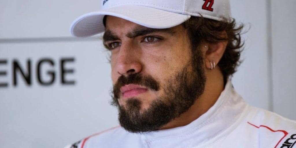 Caio Castro estaciona carreira de piloto, volta a atuar e raspa parte da cabeça para nova novela na Globo