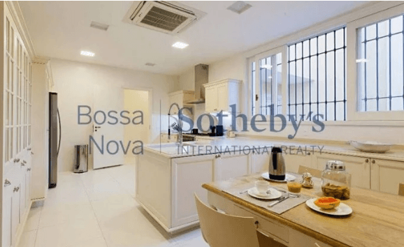 Cozinha da mansão é toda branca e tem bastante espaço (Foto: Reprodução) Cozinha da mansão é toda branca e tem bastante espaço (Foto: Reprodução)