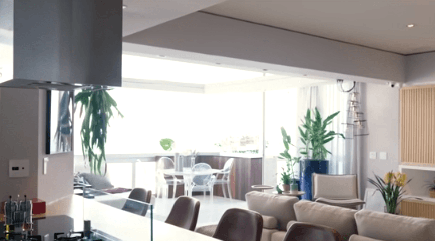O apartamento de luxo da atriz Deborah Secc
