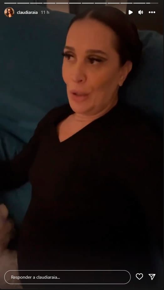 Grávida os 55 anos, a atriz Claudia Raia posa nas redes sociais em momento de descanso e deixa aparecer a barriguinha - Foto: Reprodução Instagram