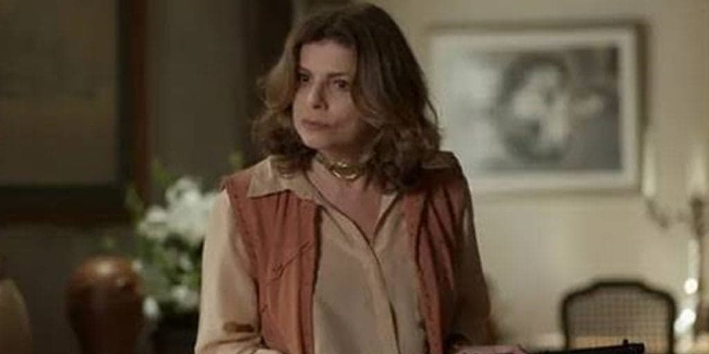 Recatada, Debora Bloch foi flagrada com o grande amor da sua vida com quem é casada há anos