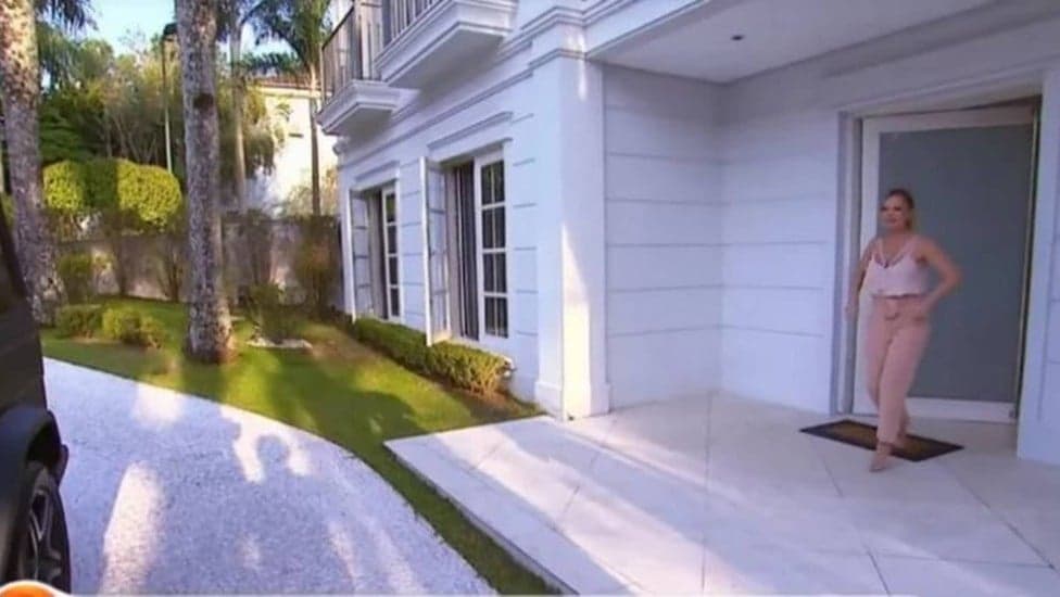 Entrada da casa da apresentadora chamou atenção (Foto: Reprodução) Entrada da casa da apresentadora chamou atenção (Foto: Reprodução)