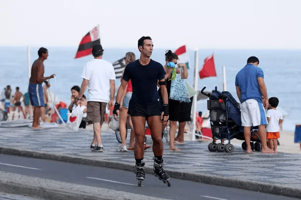 César Tralli anda de patins em Leblon (Foto: Reprodução)