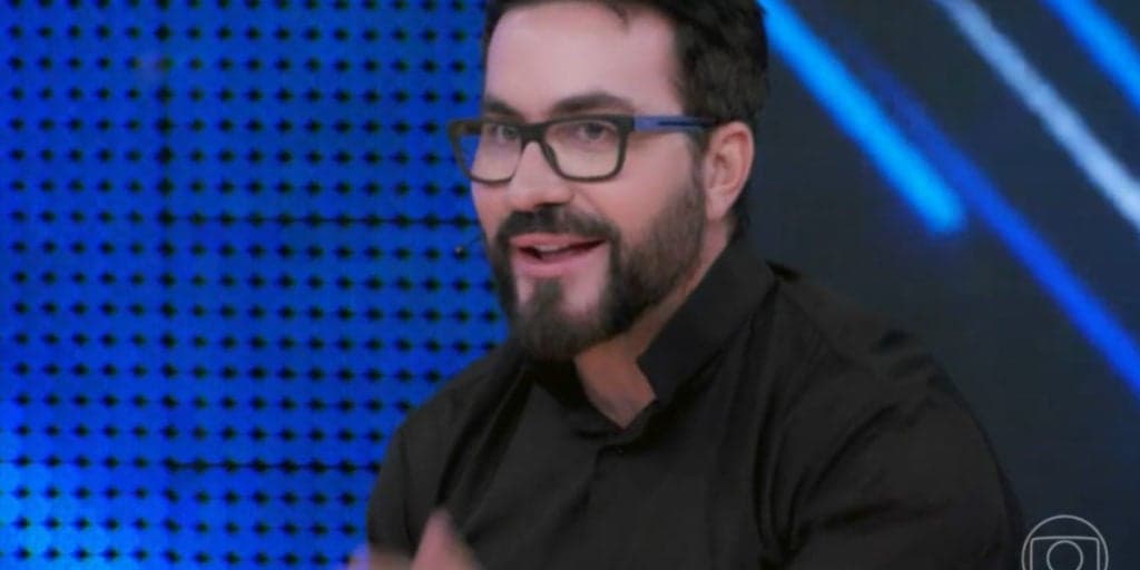 Padre Fábio de Melo chega atrasado para gravar o Domingão e Luciano Huck não se cala: "Estava na missa''