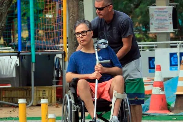 Ator atualmente conta com a ajuda de familiares (Foto: Reprodução)