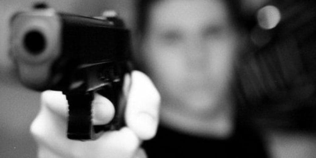 Famoso ator é condenado a prisão perpétua por matar a própria mãe: "Tiro na cabeça''