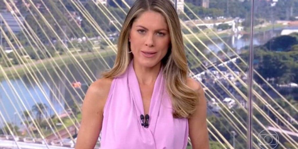 Jacqueline Brazil, do Jornal Hoje, se descuida e é flagrada na companhia de seu grande amor