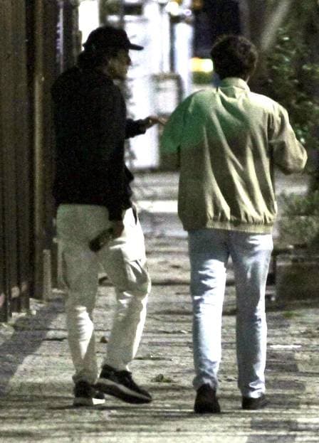 Jesuíta Barbosa briga com o namorado na rua (Foto: EXTRA) Jesuíta Barbosa briga com o namorado na rua (Foto: EXTRA)