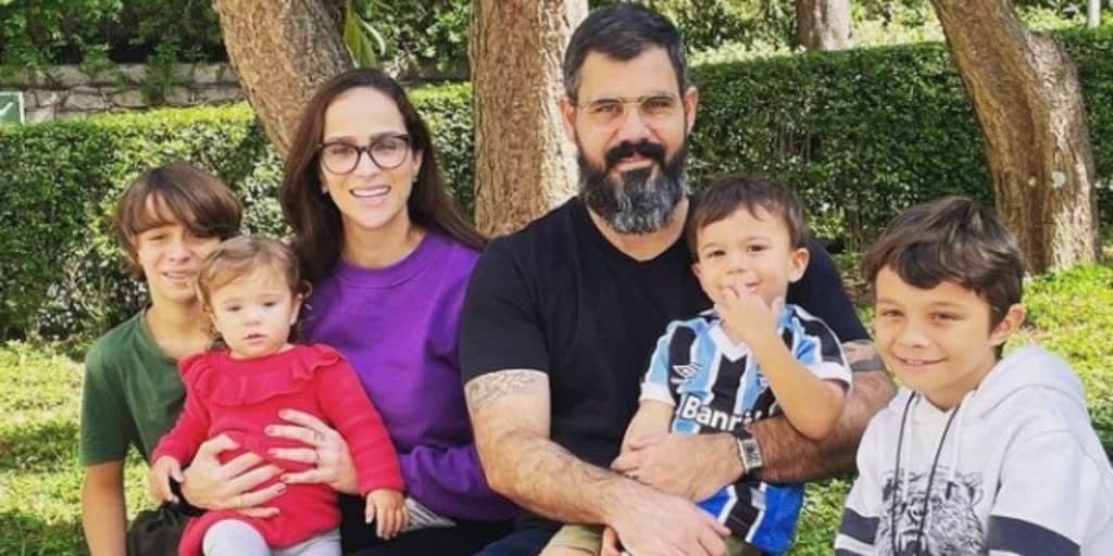 Esposa de Juliano Cazarré mostra filhinha no hospital e revela estado de saúde dela: "Obrigado pelas orações"