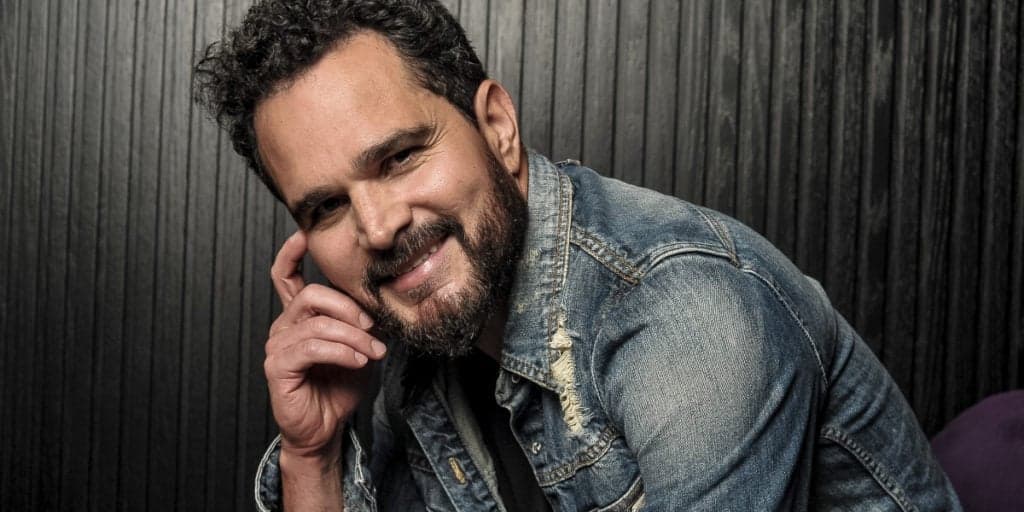Luciano Camargo revelou o porquê assumiu situação na carreira após mais de 30 anos: “Gostando”