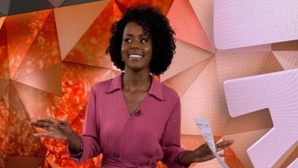 Recatada, Maju Coutinho é flagrada aos beijos com grande amor publicamente no meio do mar