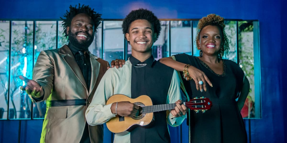 Oberdan (Douglas Silva), Jussara (Mary Sheila) e Celinho (Leonardo Carvalho) em Todas as Flores (Foto: Globo/Estevam Avellar)