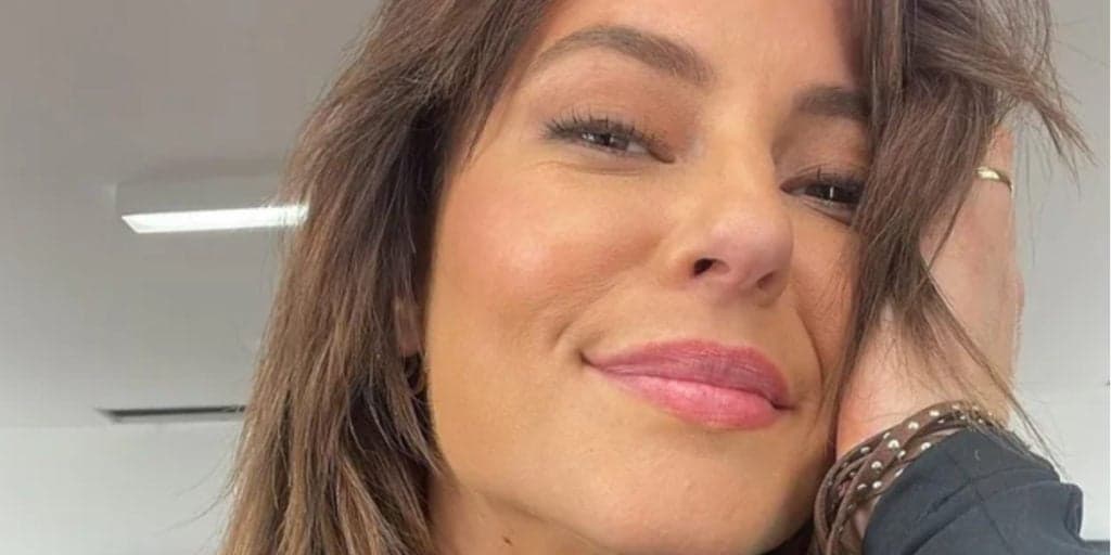 Paolla Oliveira surge de costas de calcinha sensual e leva público ao delírio com bumbum gigante e redondinho