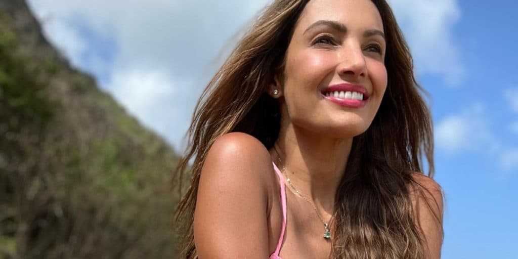 Cinturinha e barriga sarada: fotos de Patrícia Poeta de biquini, aos 45, provam que ela é uma das mais lindas