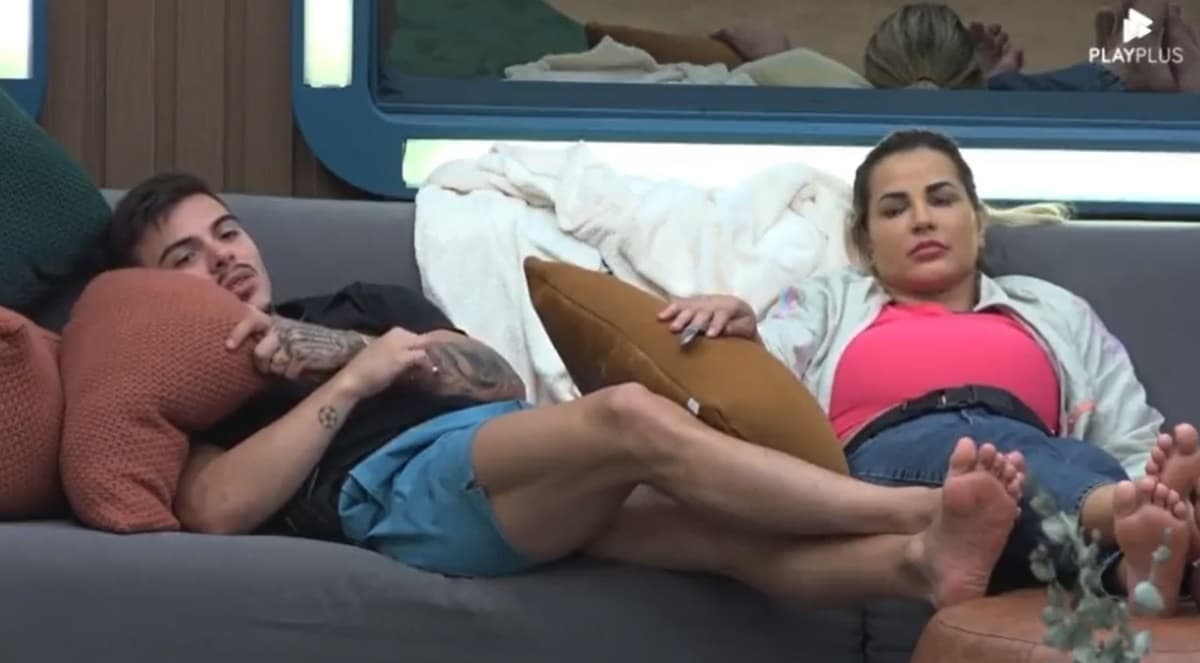 Na sala de estar, Thomaz Costa, ao lado de Deolane, decide falar sobre seu pré-confinamento do BBB 21