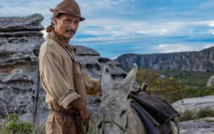 Timbó (Enrique Diaz) vai dar fim, em breve, a todo seu sofrimento e pobreza em Mar do Sertão (Foto: Reprodução / Globo)