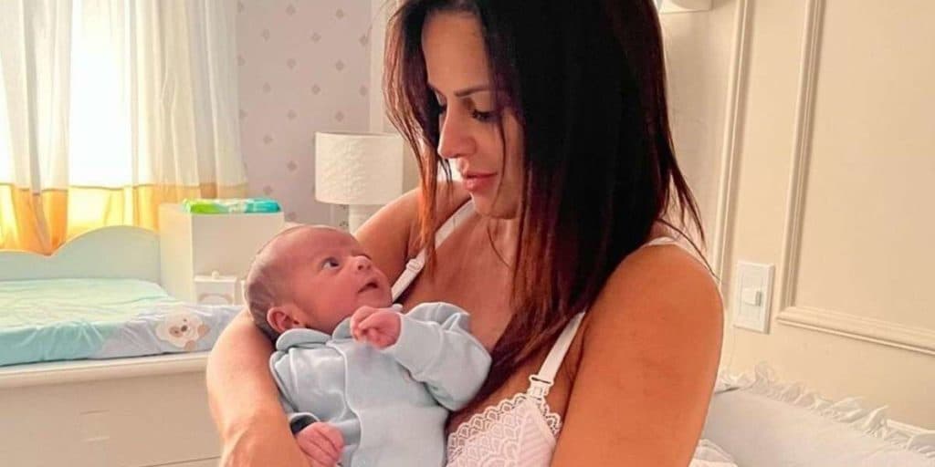 Viviane Araújo mostra bebê Joaquim dormindo após amamentar e se derrete: "É lindo demais, gente"