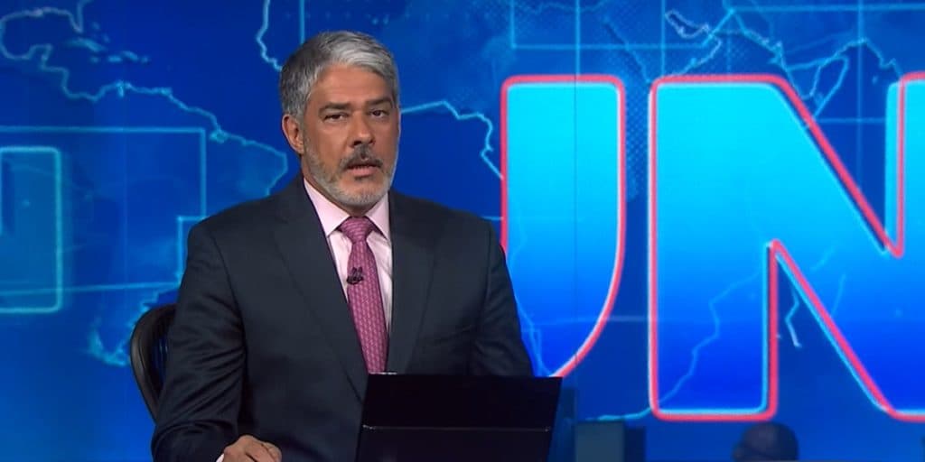 William Bonner encerra um dos blocos visivelmente incomodado